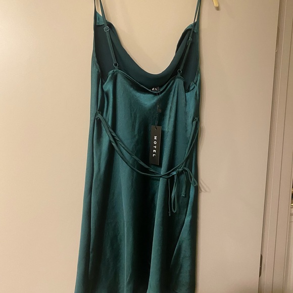 Motel Rocks Paiva Dress in Satin Forest Green - Picture 5 of 6